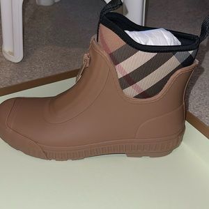 Burberry tan rain boots